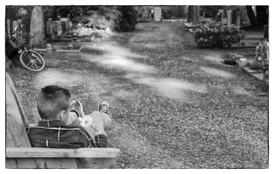 Samara begrafenis, uitvaart en herinneringsfotograaf. We zien een jongetje op het kerkhof. De foto is in Deventer genomen.